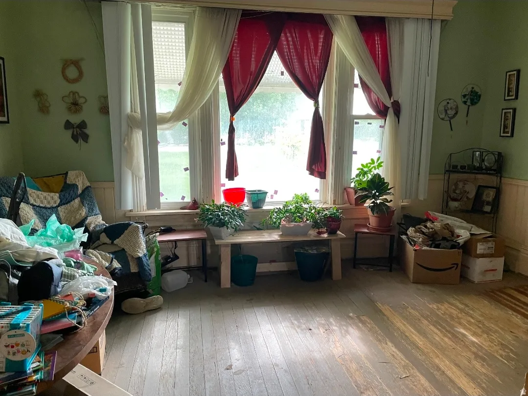 Bay window with multiple windowpanes and decorative valance