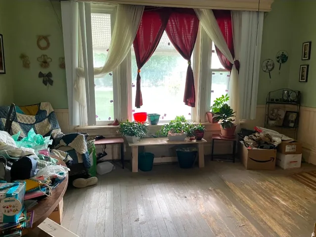 Bay window with multiple windowpanes and decorative valance