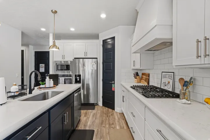 Gas range  and large sink