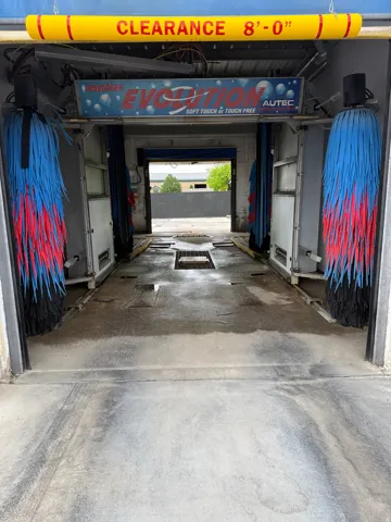 Automated car wash bay featuring an "Evolution" Autec system
