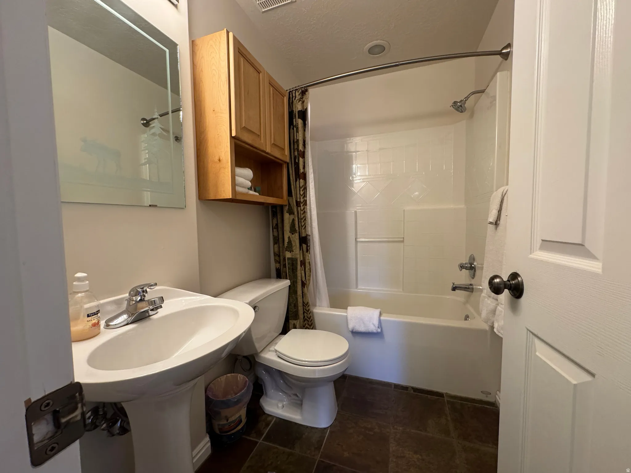 Main floor full bathroom