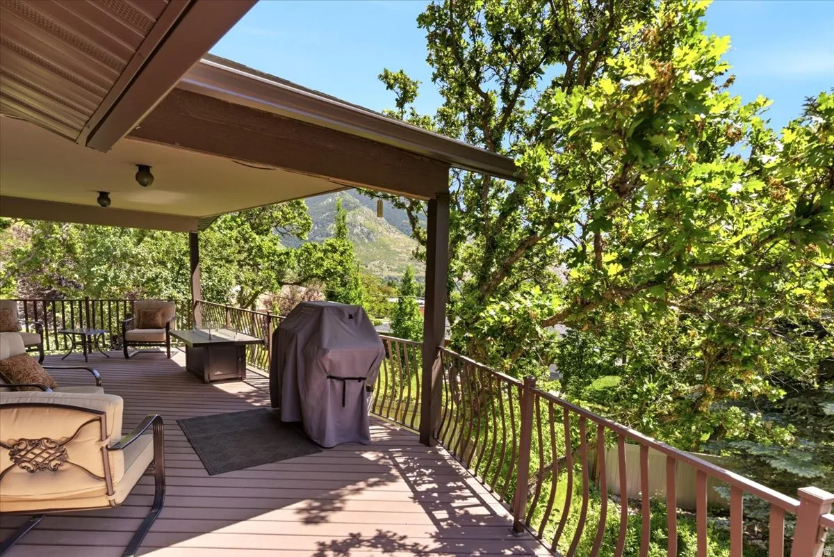 Huge covered deck! Patio furniture is available!
