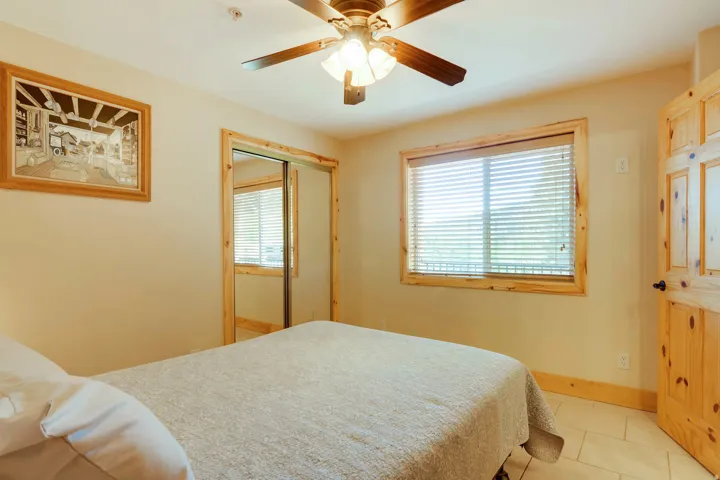 Ceiling fan with integrated lighting