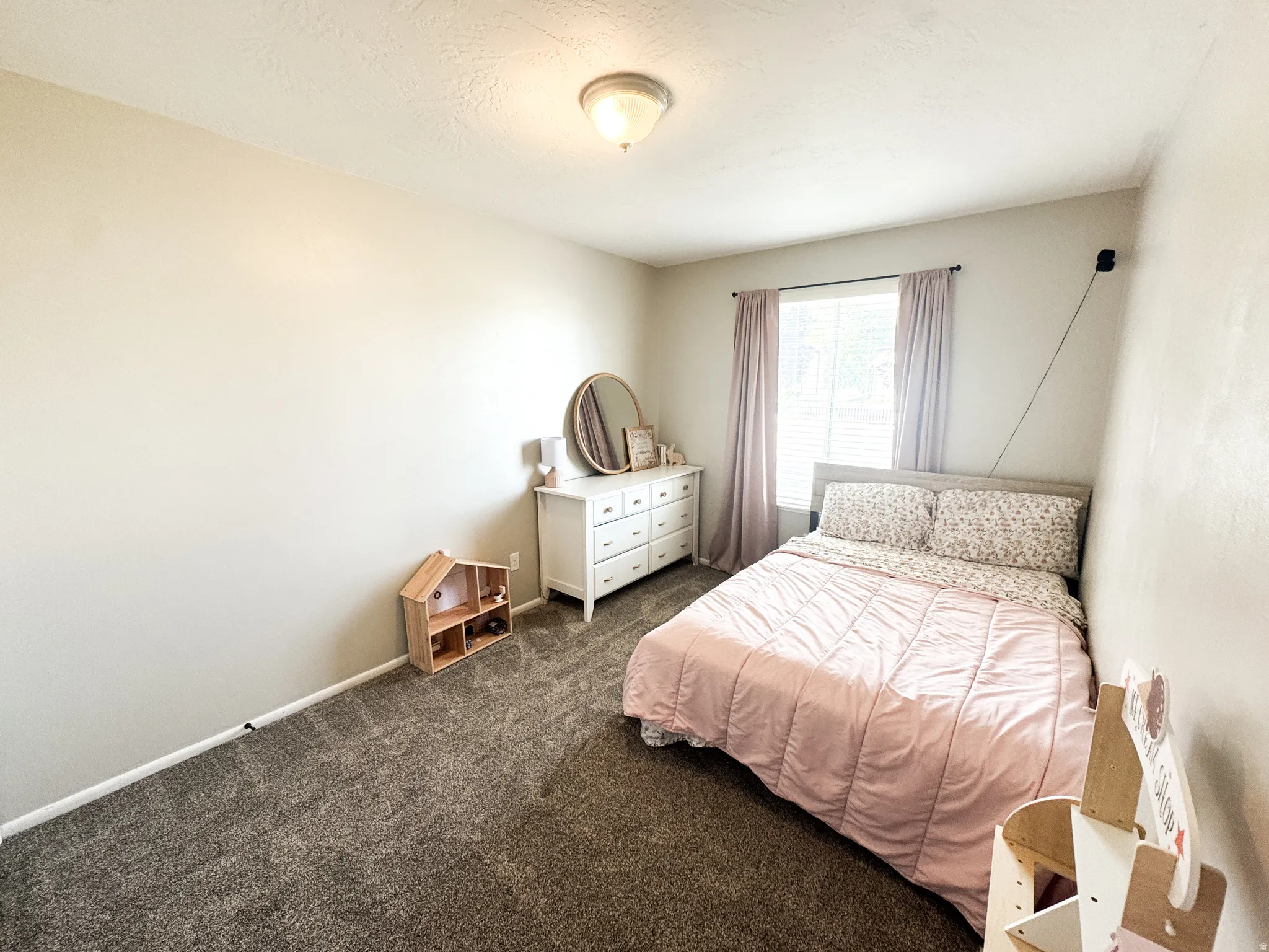 Neutral wall tones throughout