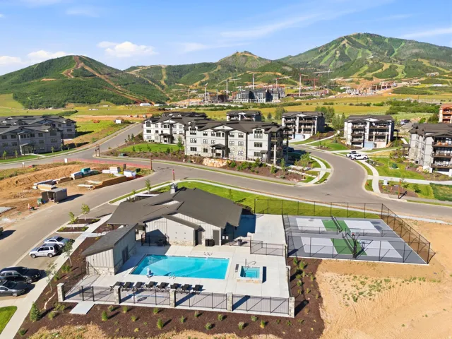 Community amenities featuring a swimming pool, hot tub, and sports court