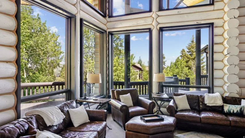 Expansive window wall with multiple large panes
