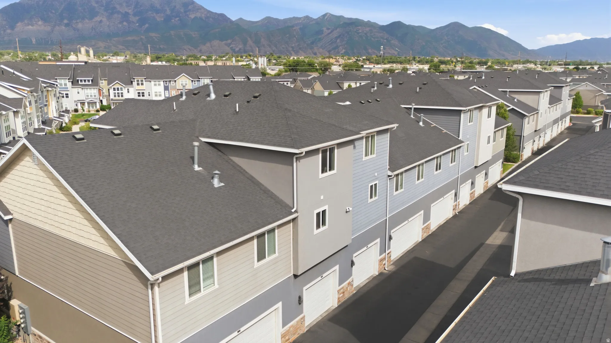 Townhome community with mountain scenery