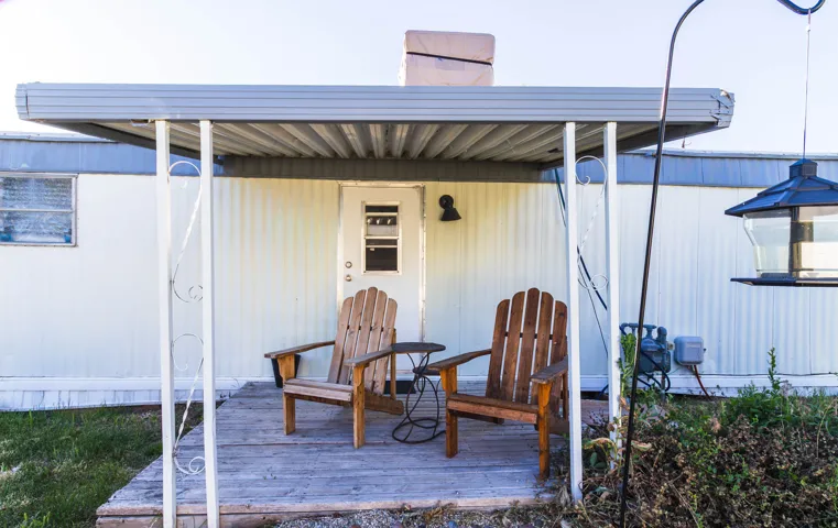 Covered side deck - great for relaxng and even grilling.
