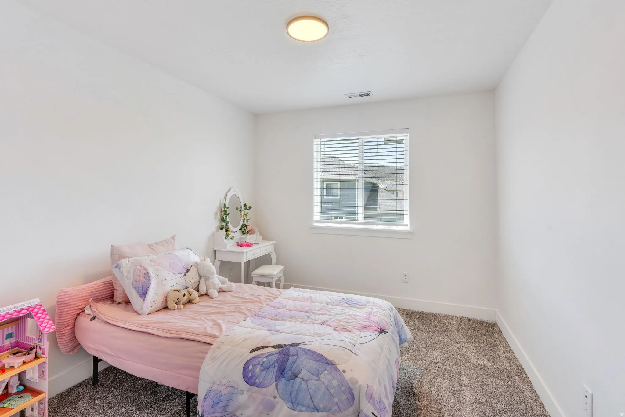 Carpeted room with a single window featuring horizontal blinds