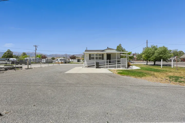 Side Entry - Ramp, lots of parking space.