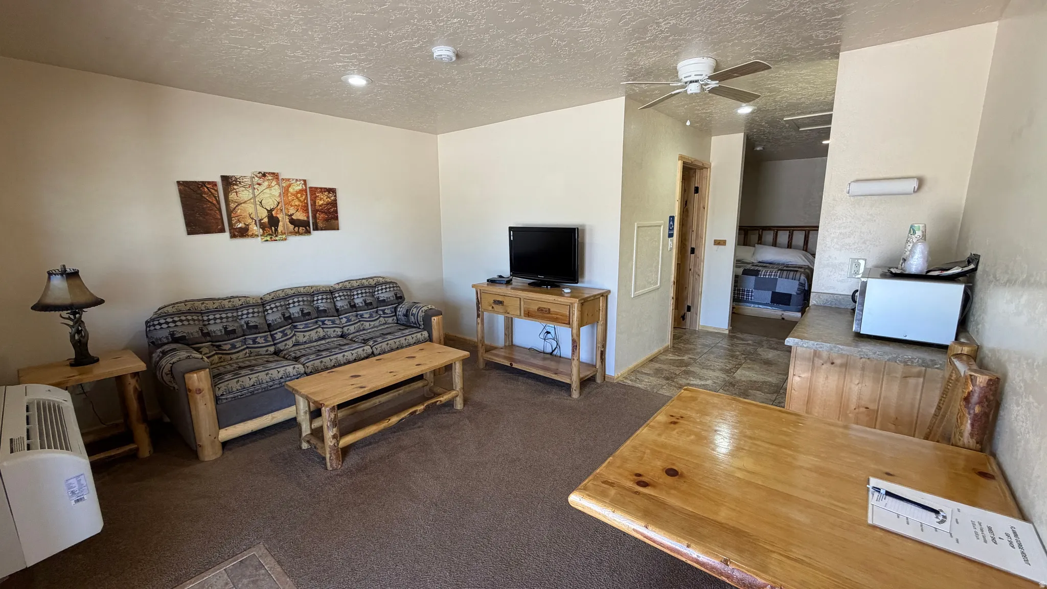 Open-concept living area with carpeted flooring and recessed lighting
