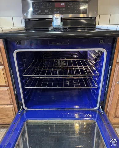 LG black stainless steel oven with digital controls, spotless, like new!