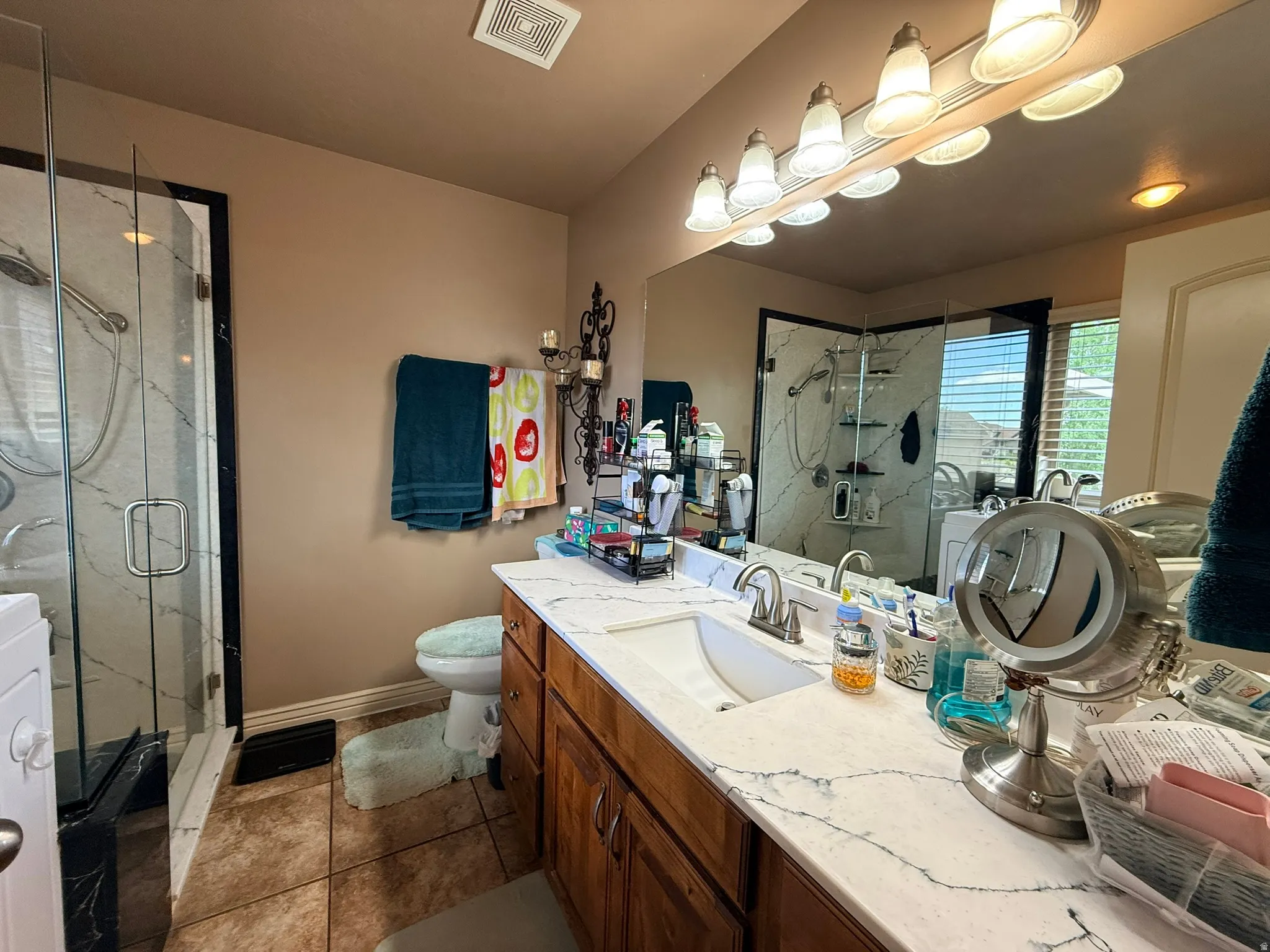 Dual vanity with undermount sinks and light-toned countertops