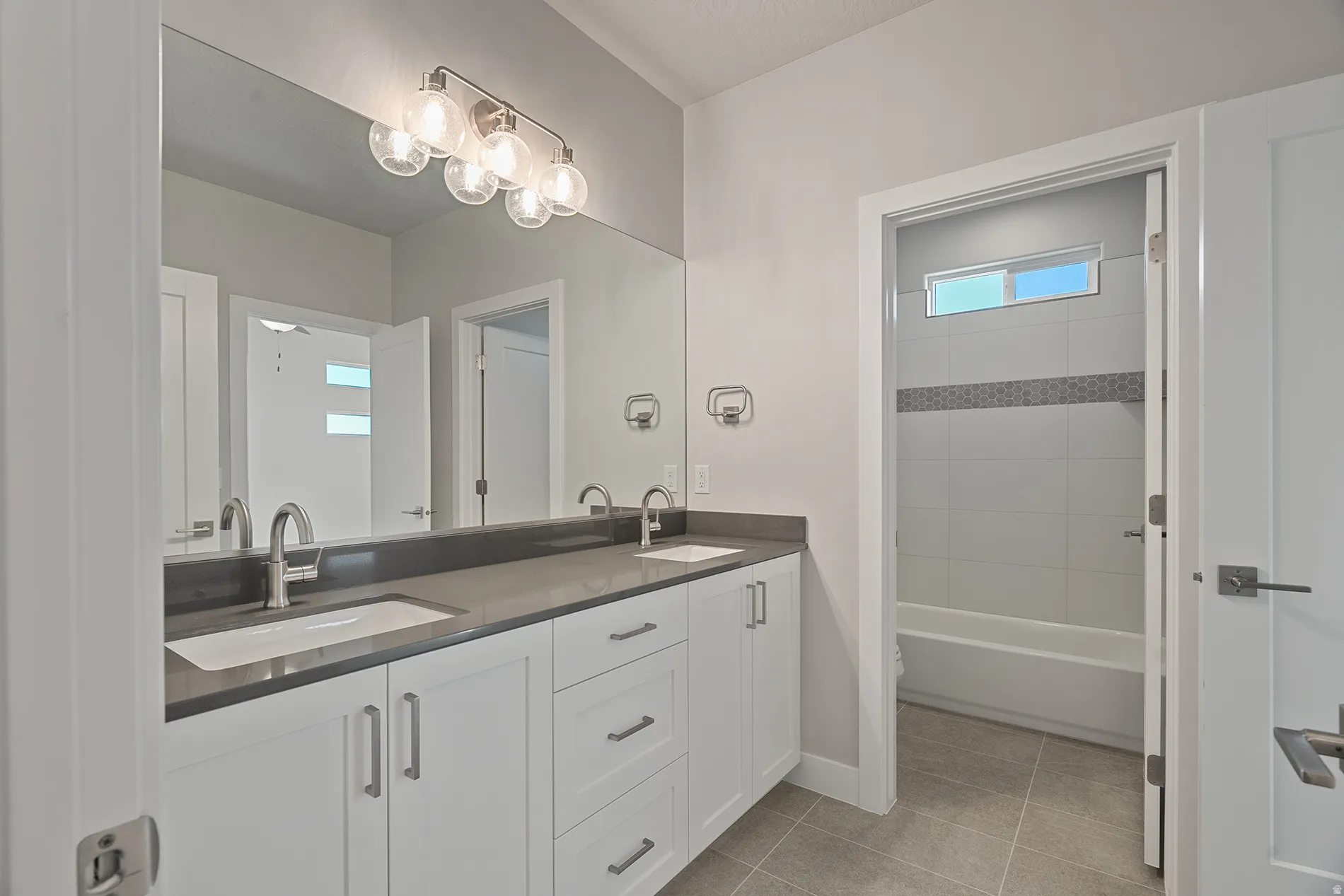Double vanity with undermount sinks and contemporary hardware