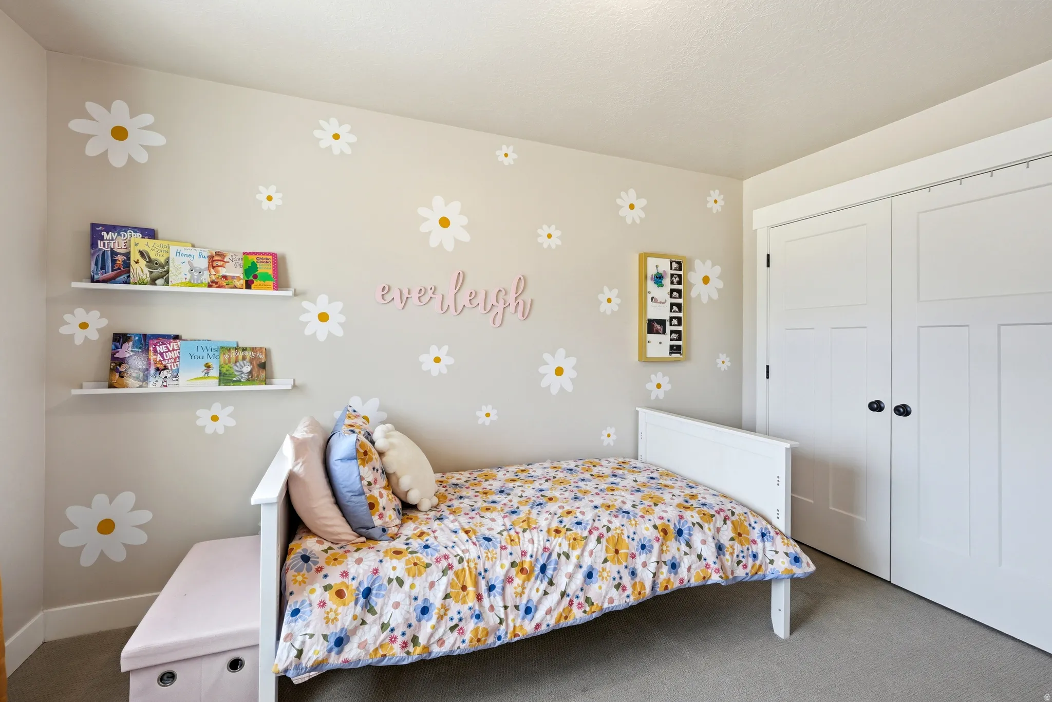 Neutral wall color with white daisy accents