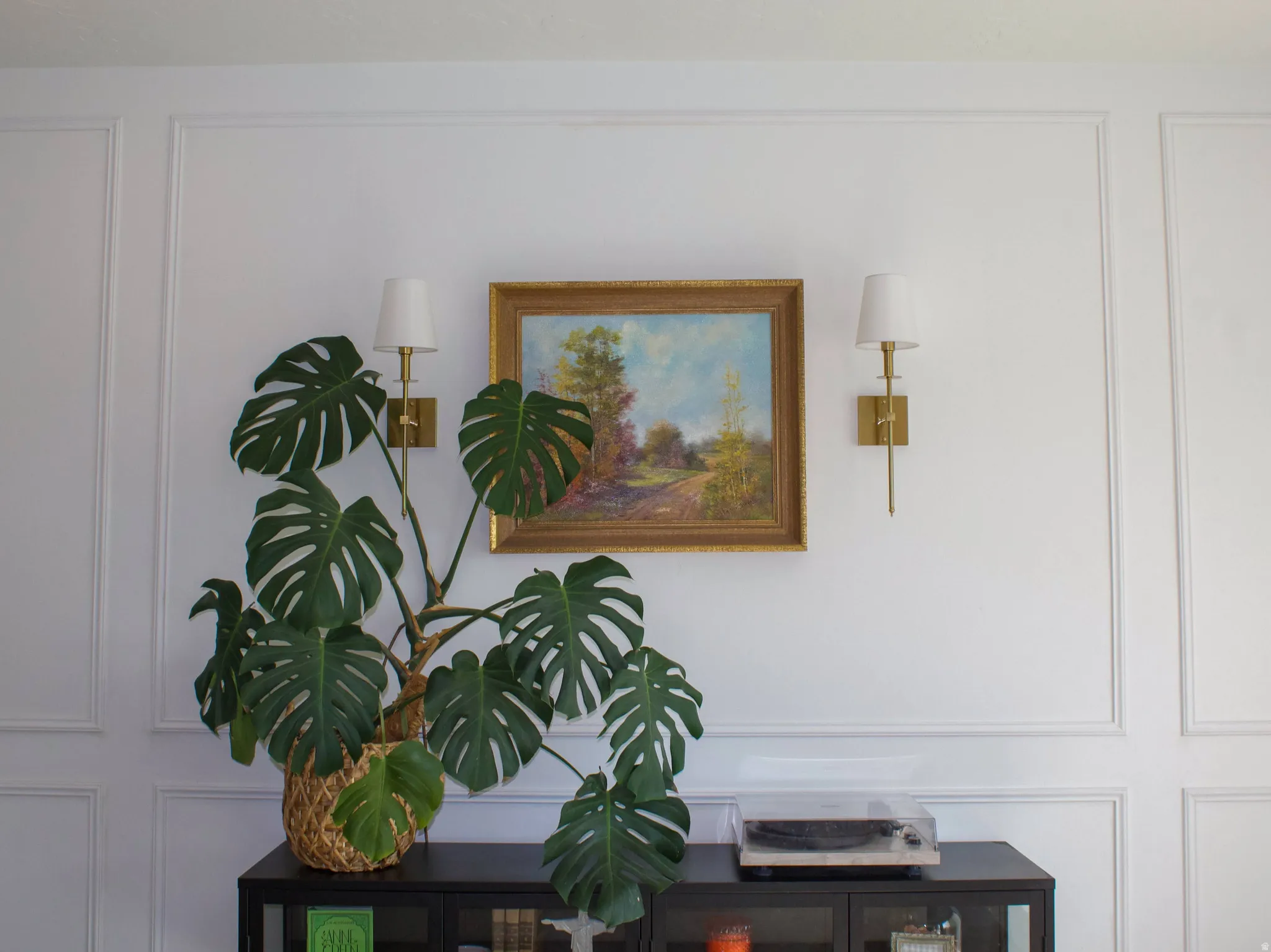 Picture frame molding with decorative lighting.