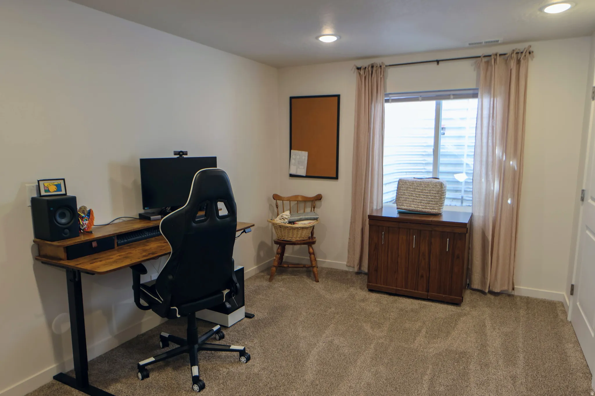 Office or 4th bedroom option in basement