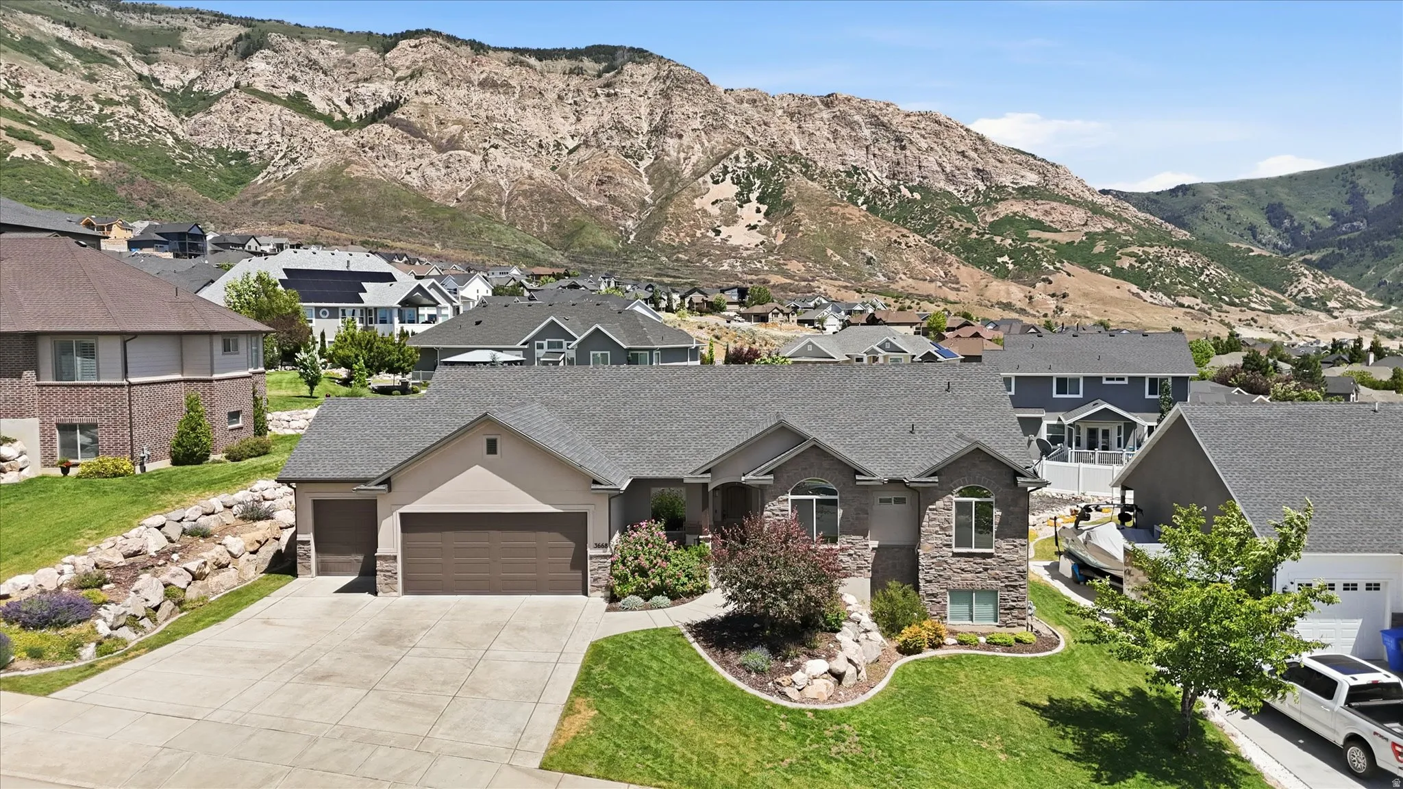 Ranch-style residence featuring a stone and stucco exterior