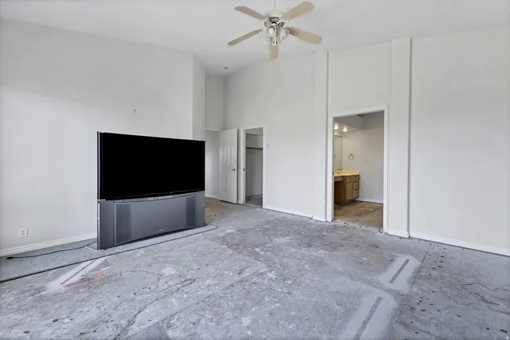 Vaulted ceiling with a ceiling fan