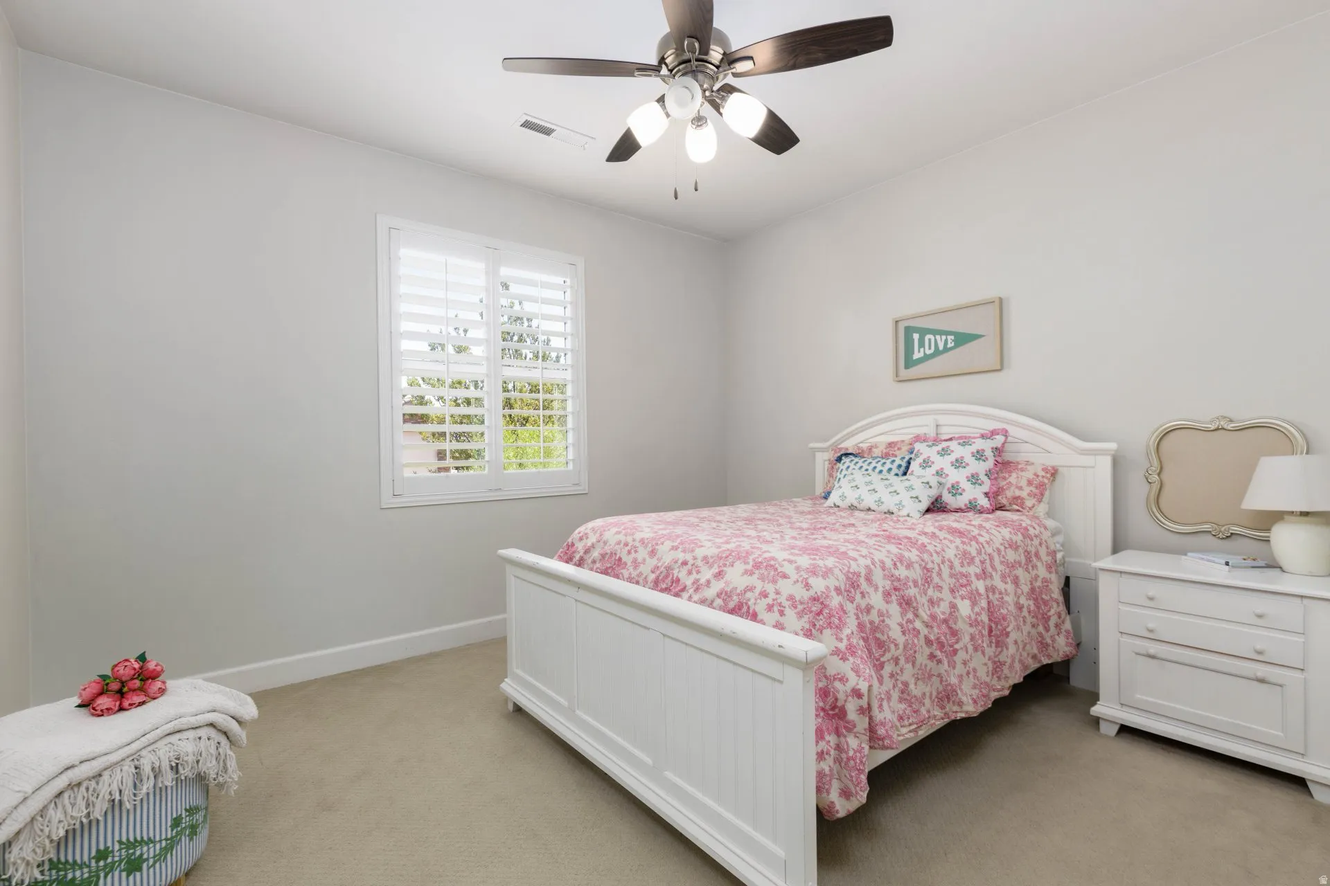Neutral wall tones with carpeted flooring