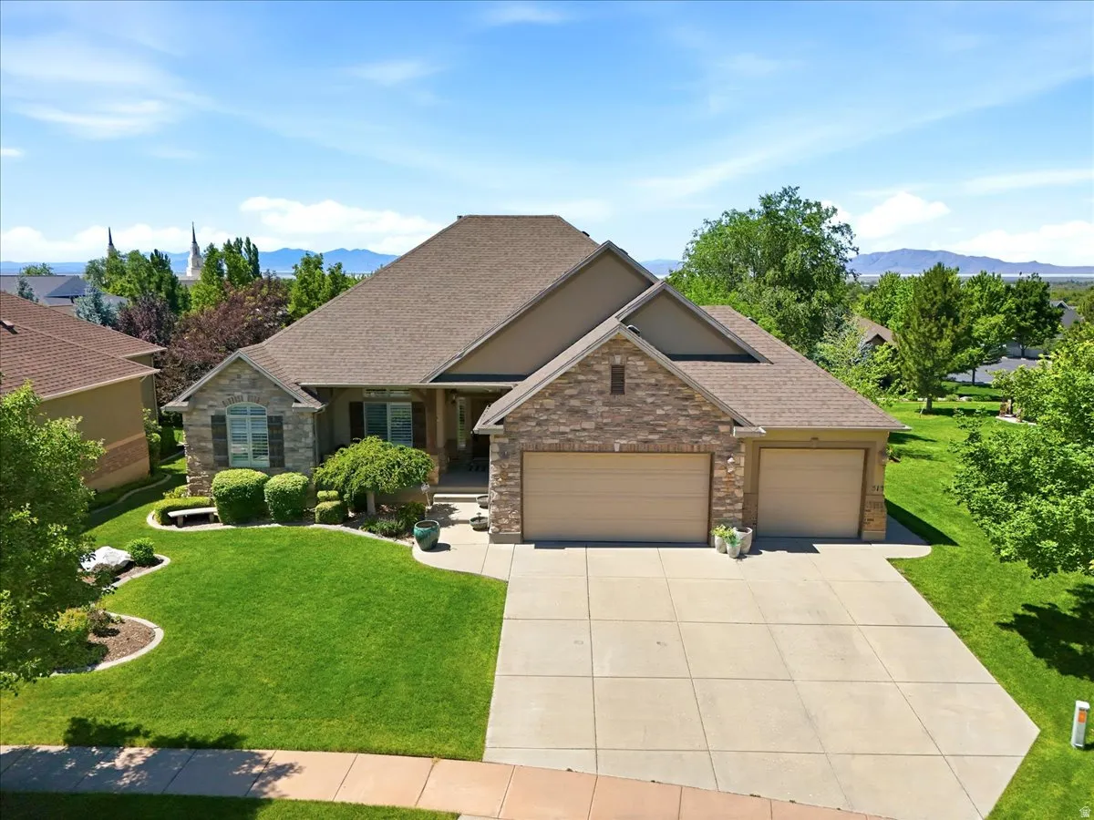 Ranch-style residence featuring a stone and stucco exterior