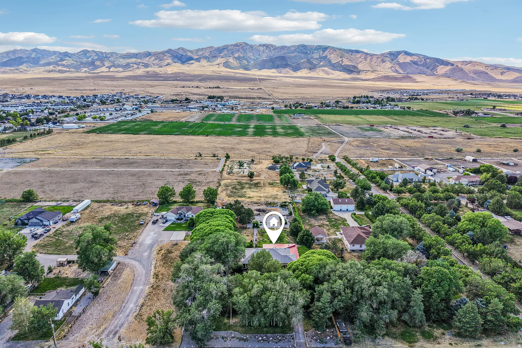 Aerial perspective highlighting the property amidst extensive natural surroundings and distant mountain ranges
