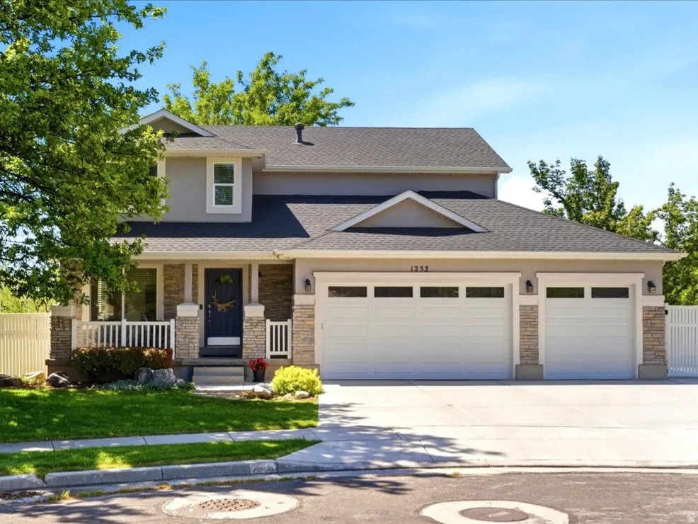 Contemporary-style residence featuring a two-car garage with transom windows and a single-car garage