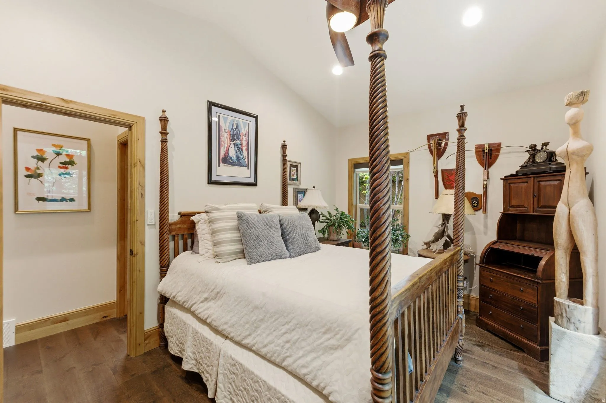 Vaulted ceiling with recessed lighting and a ceiling fan