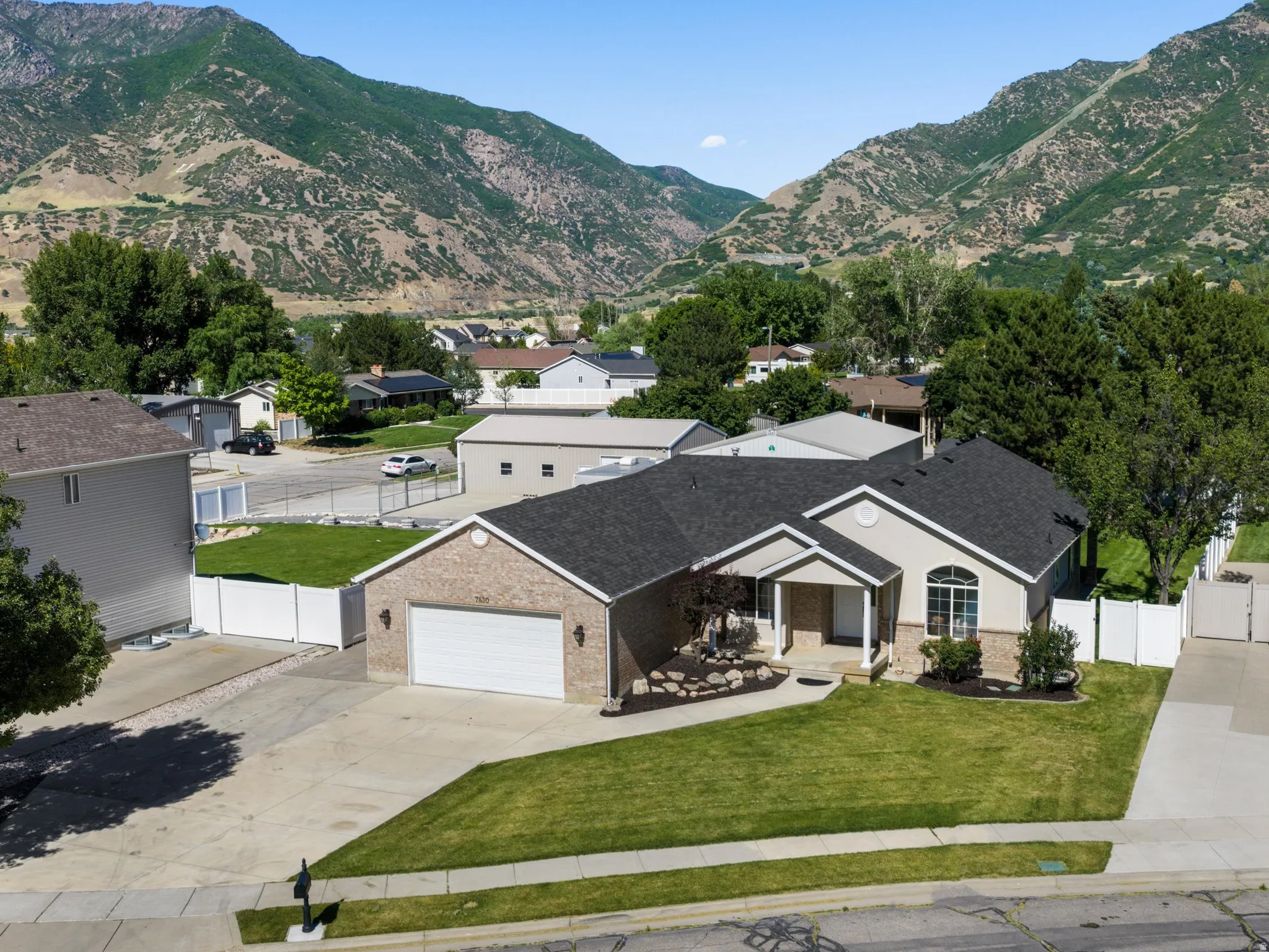 Brand New Roof! Mountain views, close to canyon entrance.