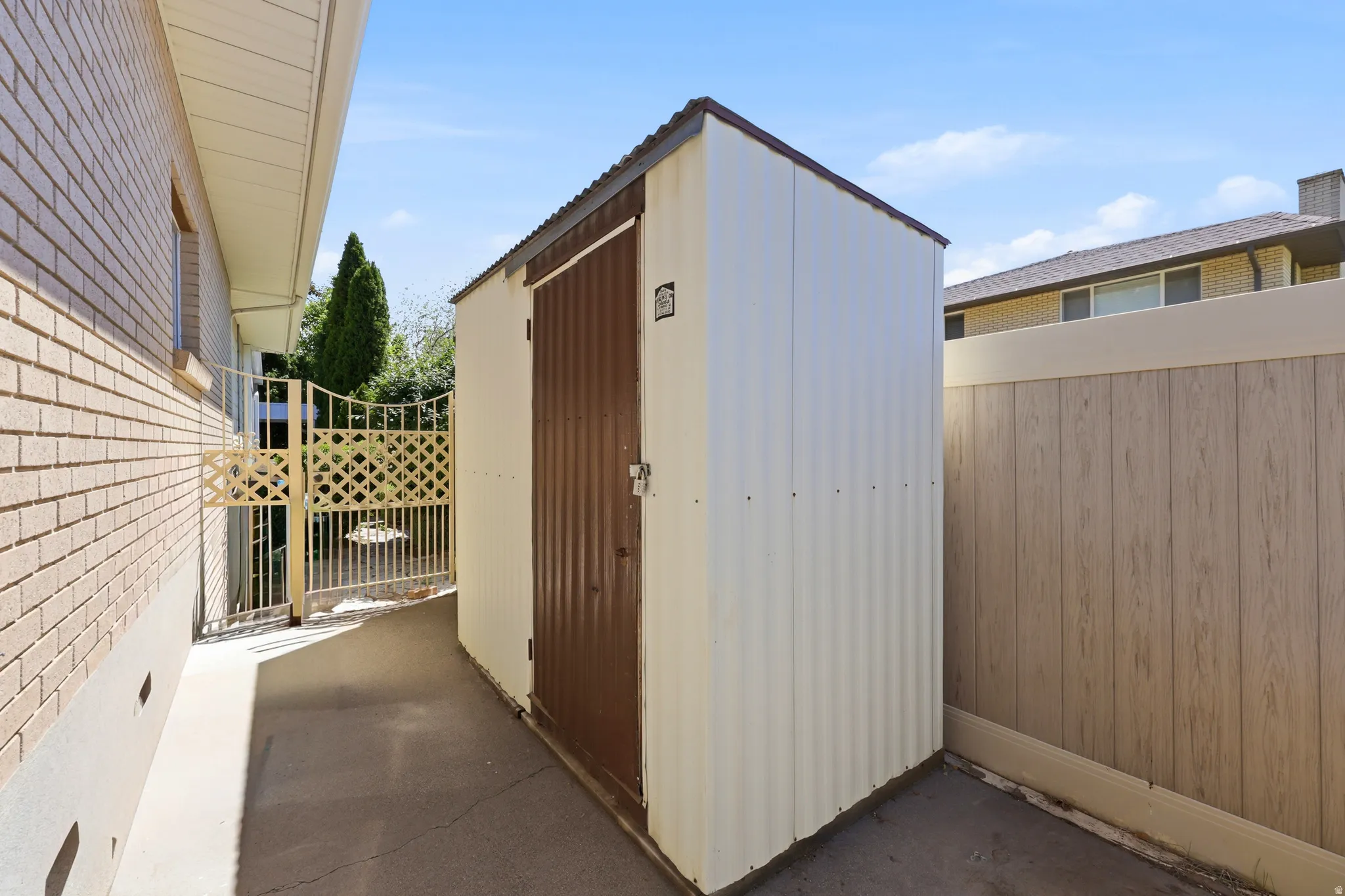 Outdoor structure