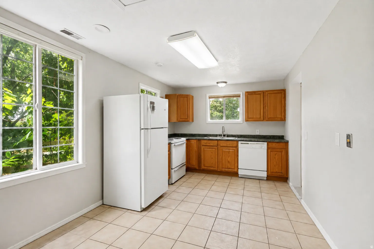 CASITA: kitchen and dining space