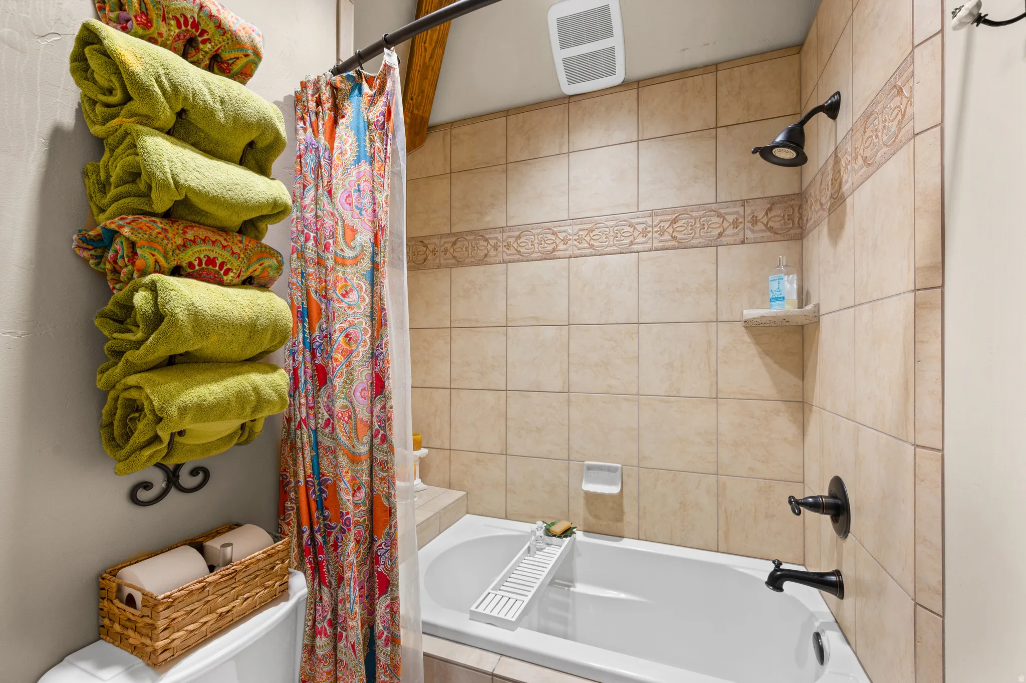 Bathroom with tiled shower / bath and toilet