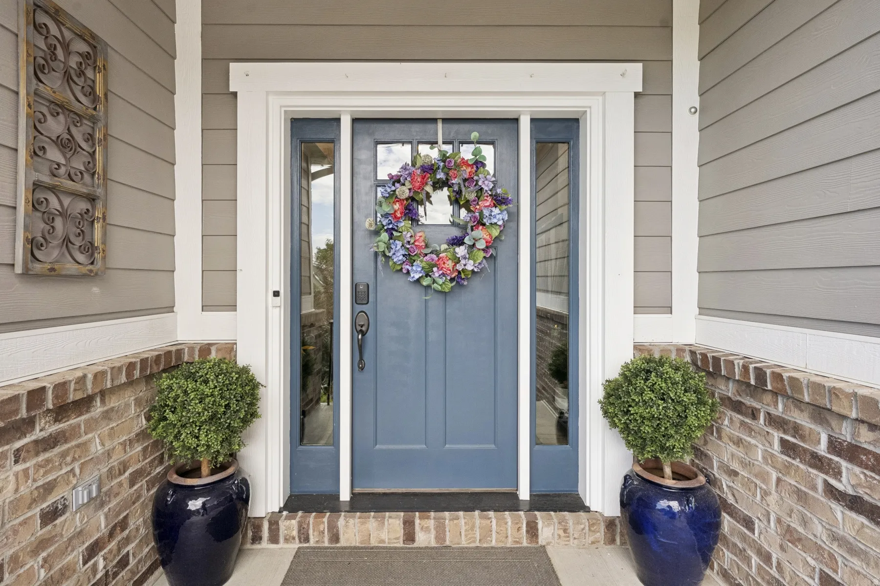 Doorway to property with a porch