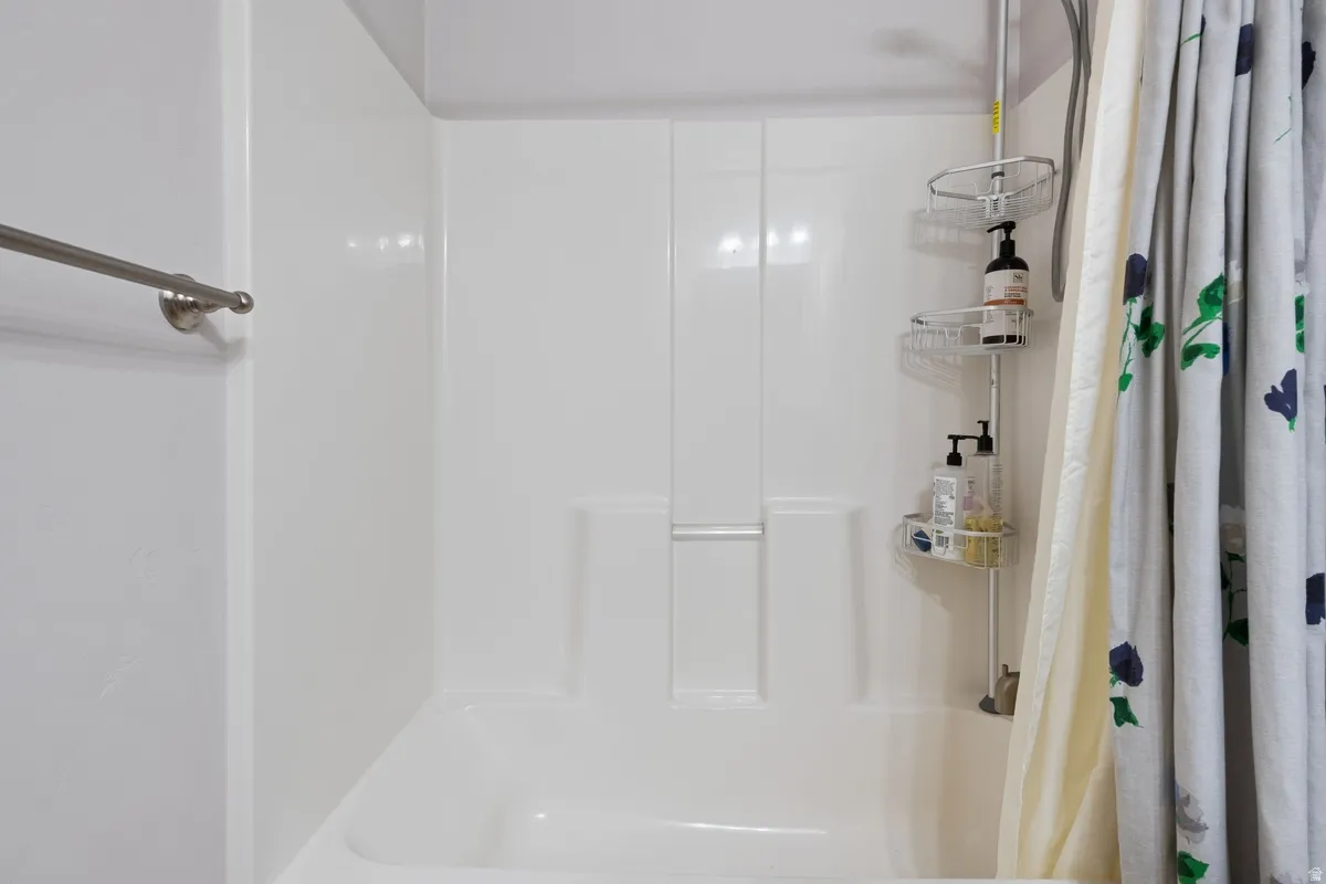 White shower-tub combination featuring a smooth surround