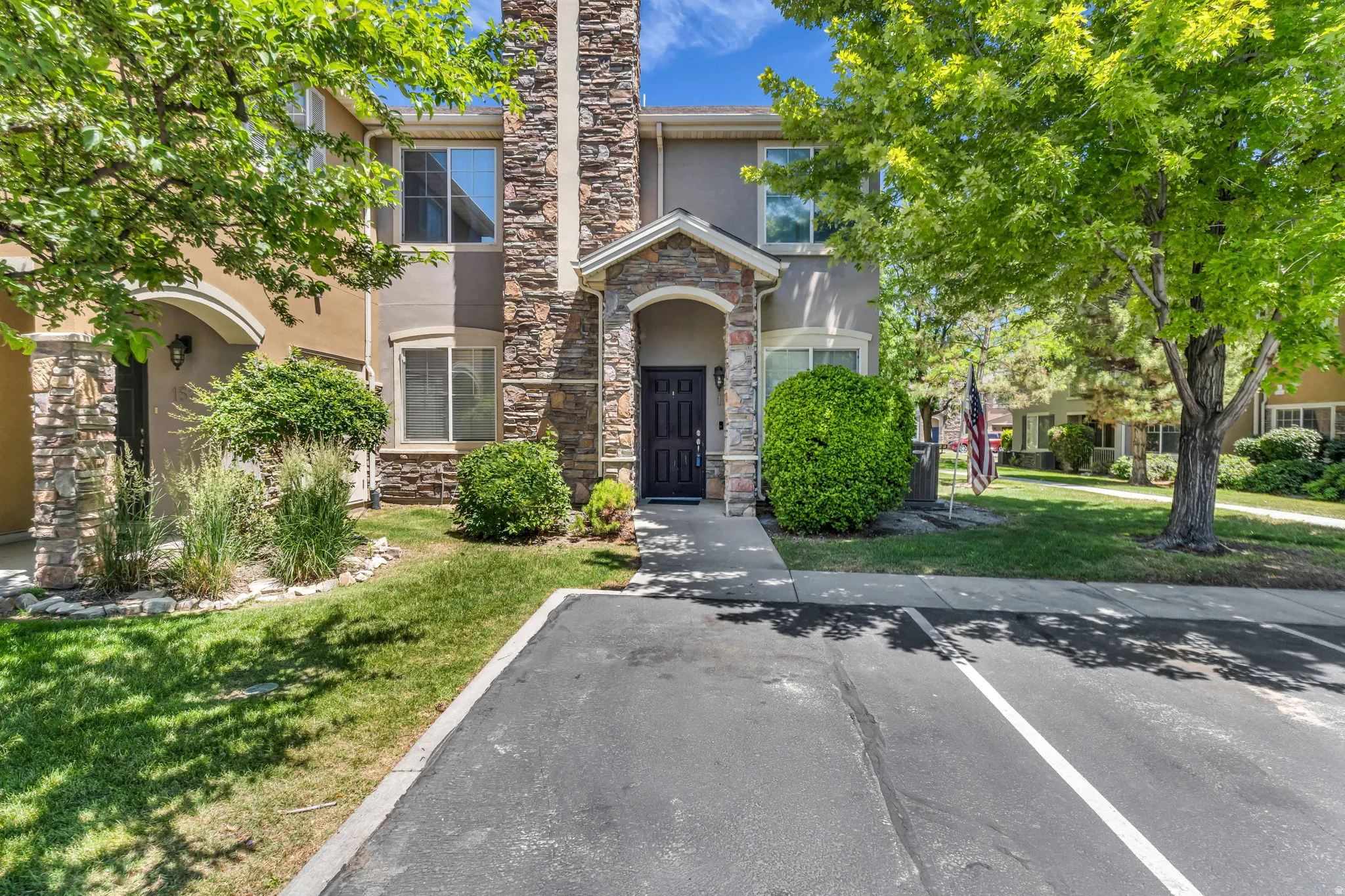 Well-maintained end-unit with inviting curb appeal and convenient main-floor entry.