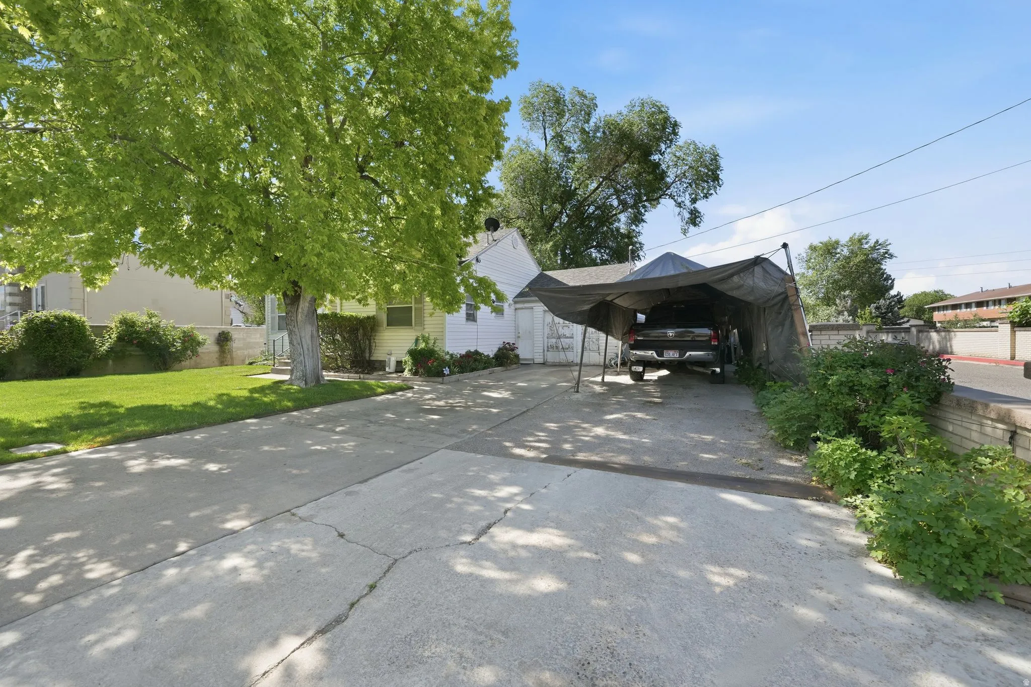 Expansive concrete driveway