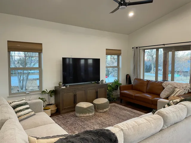 Living room featuring vaulted ceilings, recessed lighting, and a ceiling fan