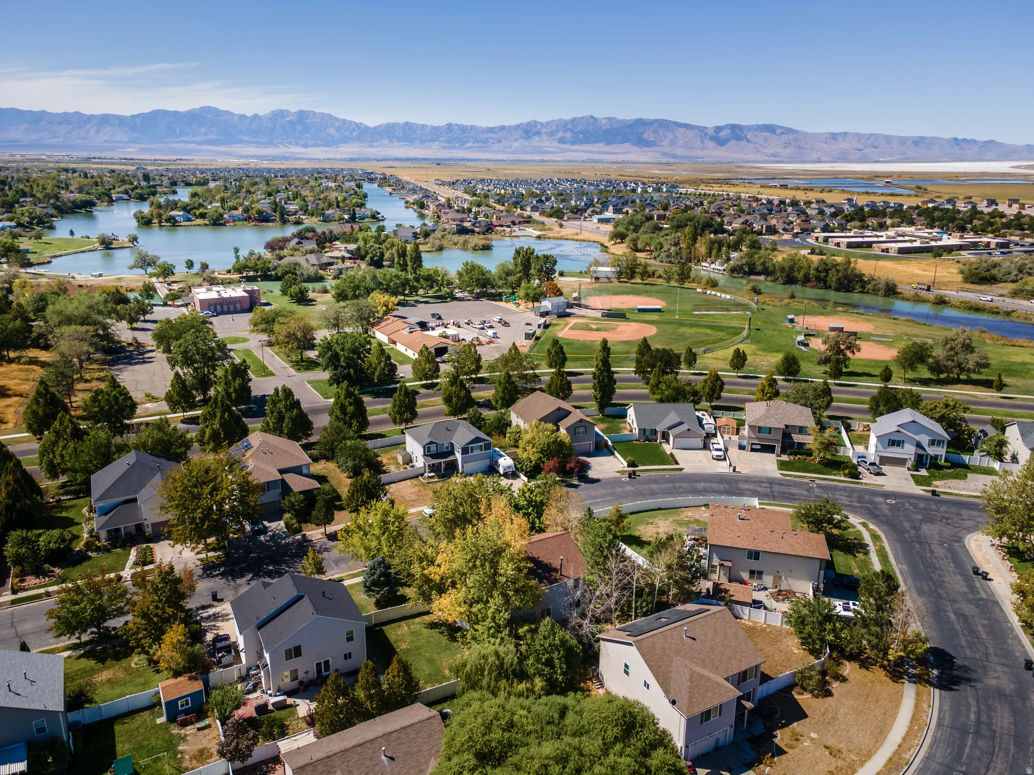 Residential community featuring water features, green spaces, and mountain backdrops
