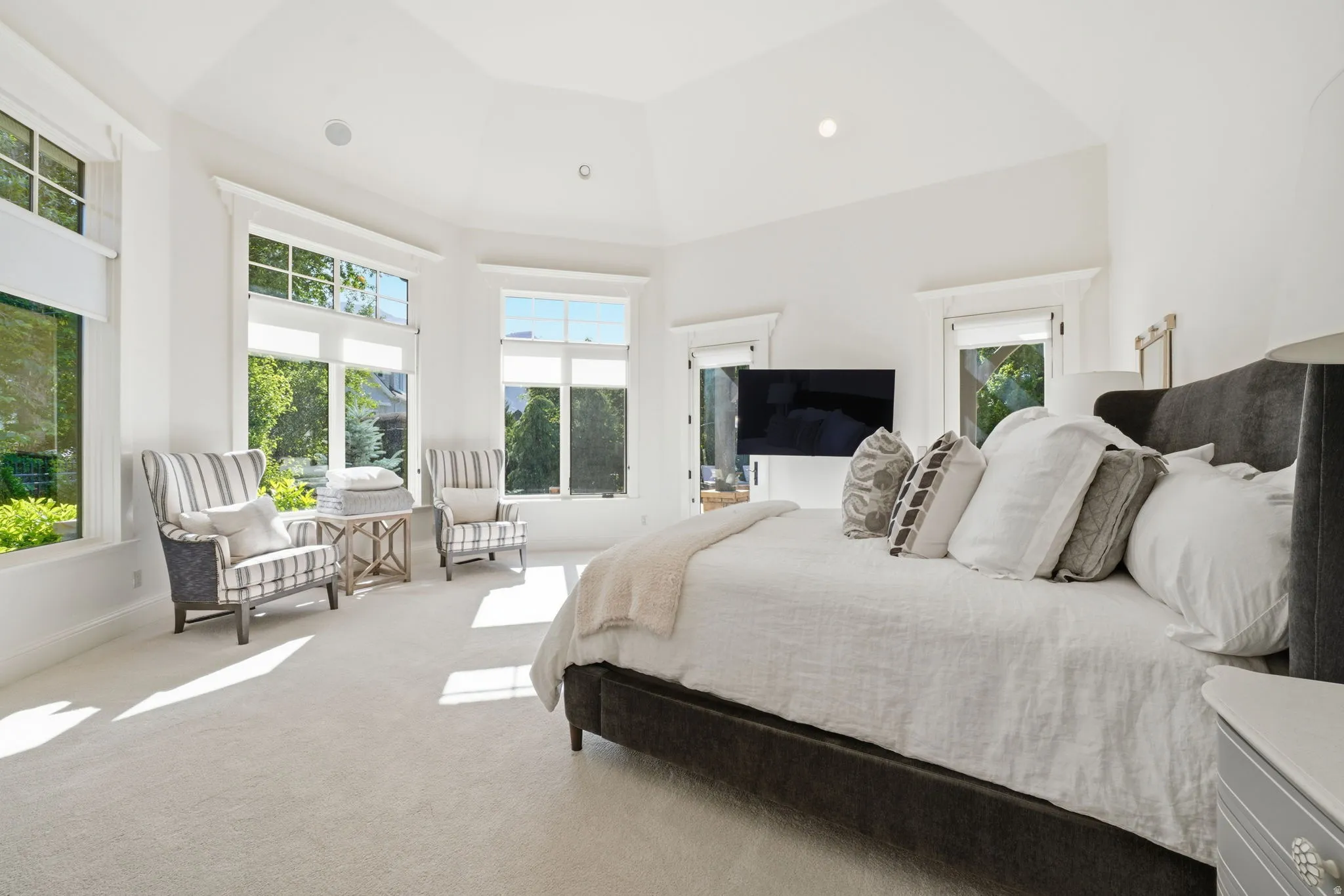 Spacious room with vaulted ceilings and recessed lighting