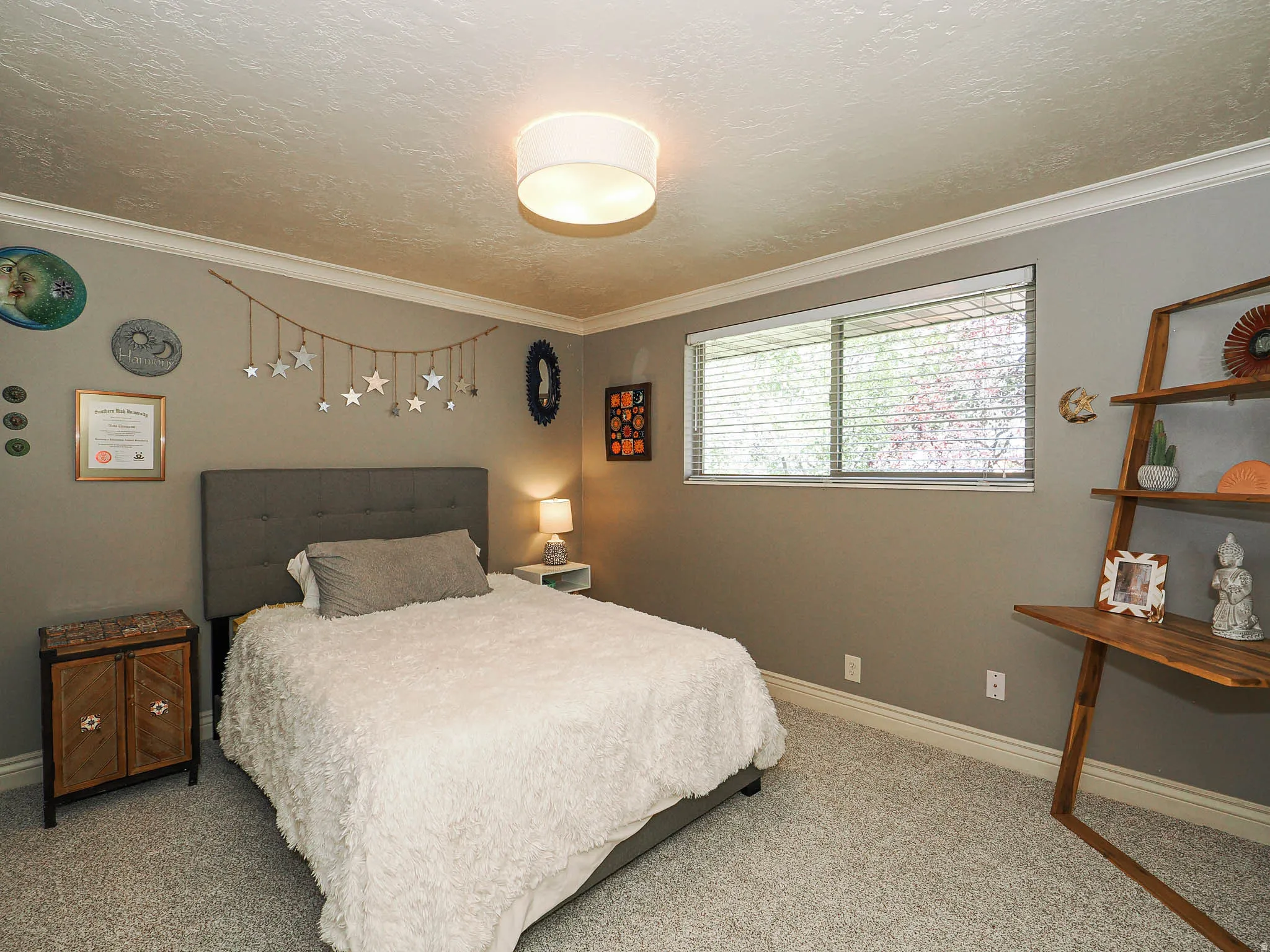 Spacious room featuring neutral wall tones, crown molding, and textured ceilings