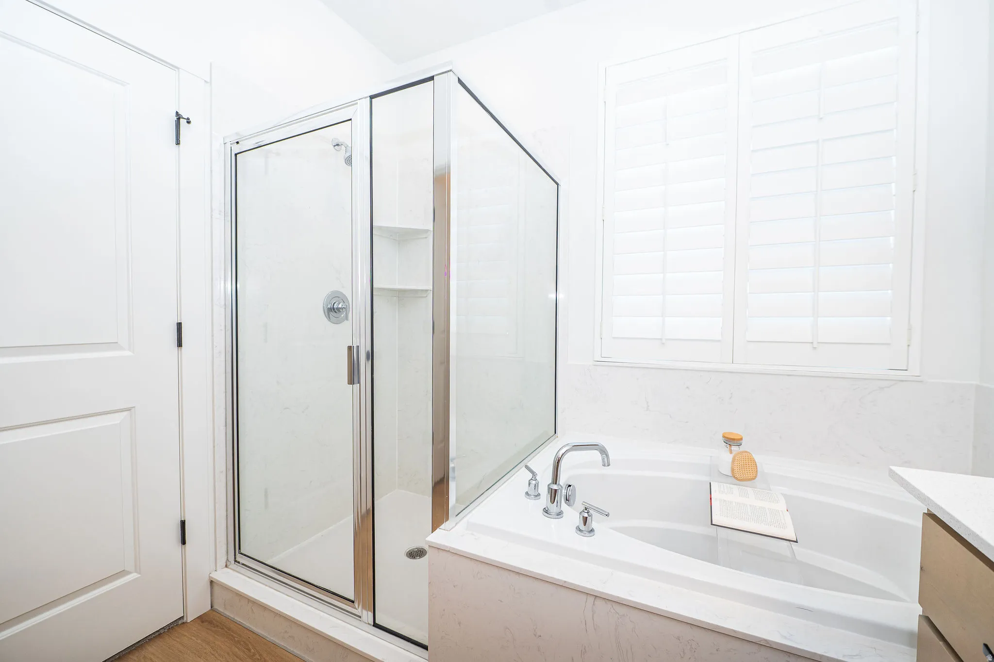 Separate tub/shower