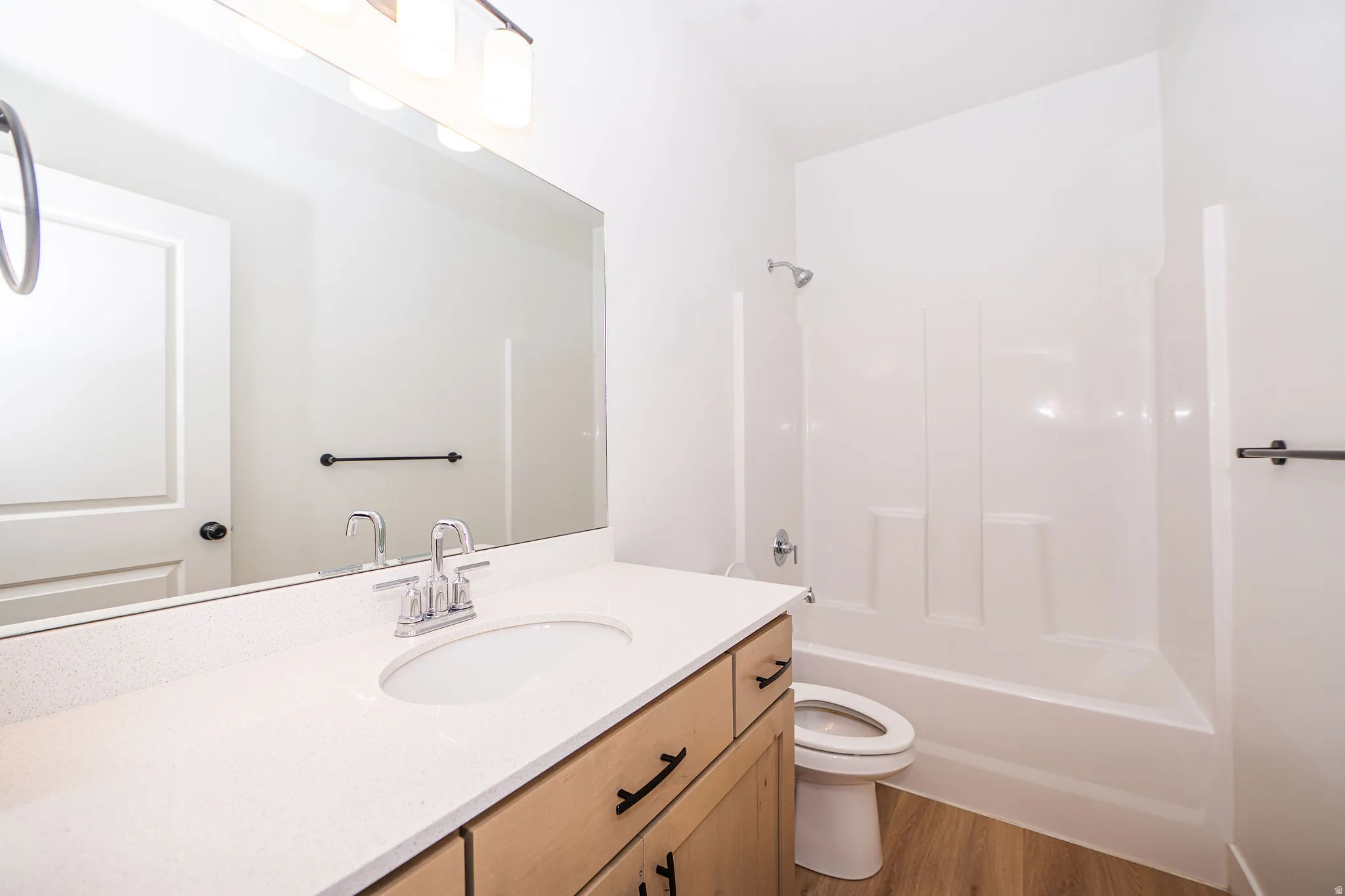 Wallway Full Bathroom