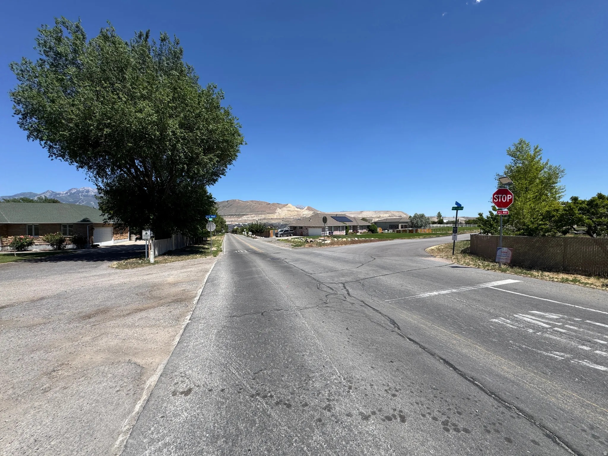 View east of intersection to turn at from Rock Hollow Dr. Turn North here onto 1800 W.