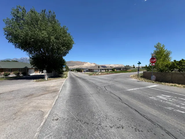 View east of intersection to turn at from Rock Hollow Dr. Turn North here onto 1800 W.