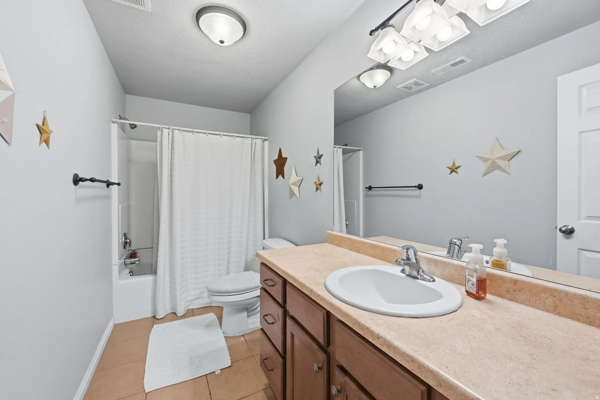 Bathroom featuring a combined shower and bathtub unit