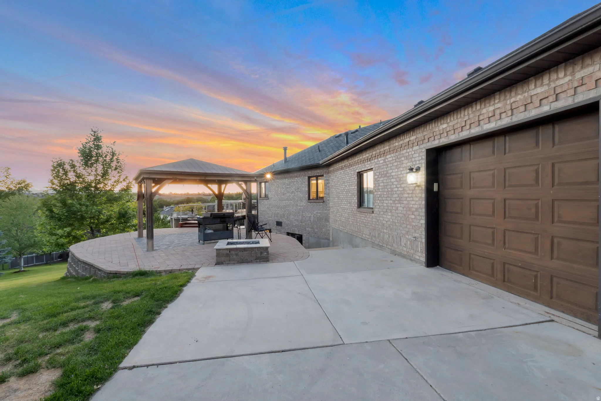 Firepit with Gazebo to enjoy you sunset views.