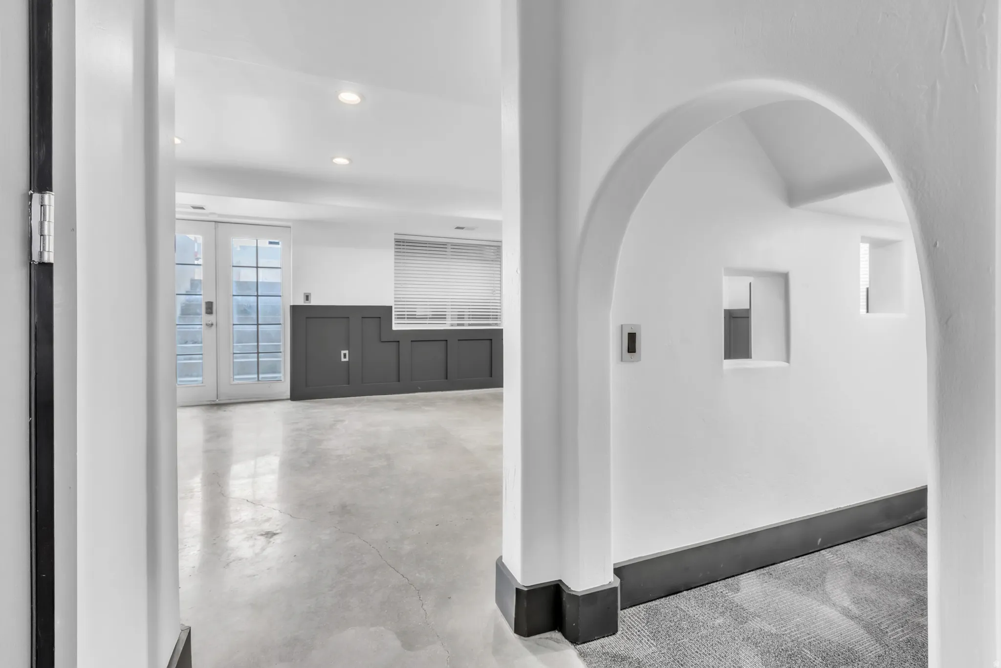 Archway entry with recessed niches