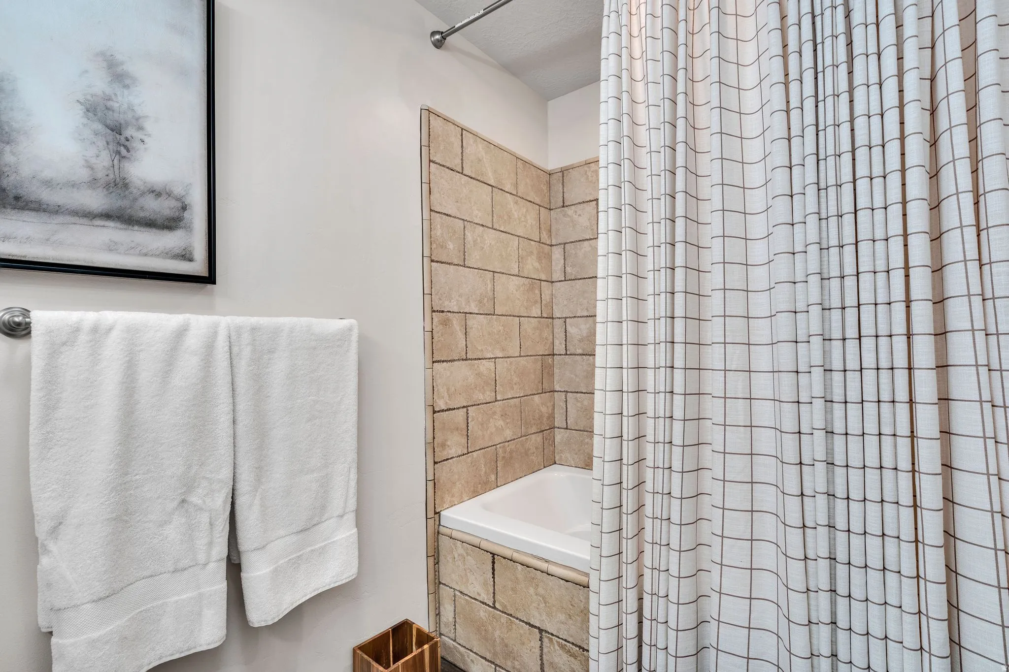 Bathtub with textured tile surround