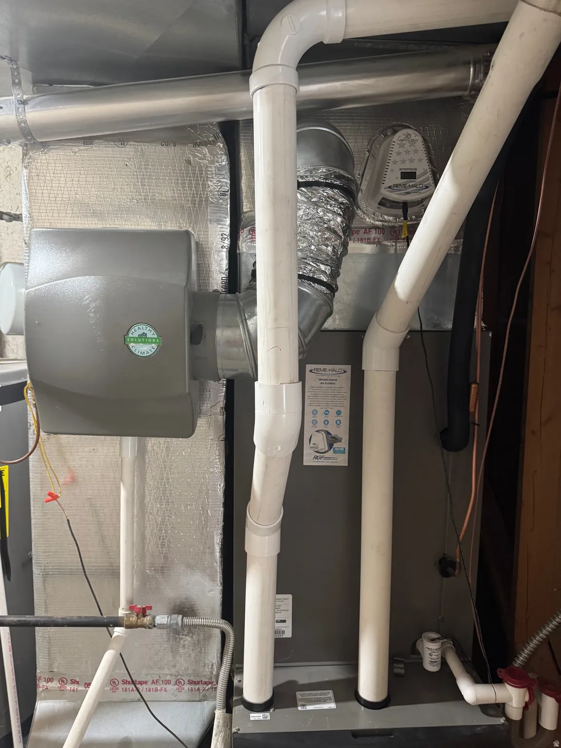 Heating, ventilation, and air conditioning (HVAC) system with a humidifier