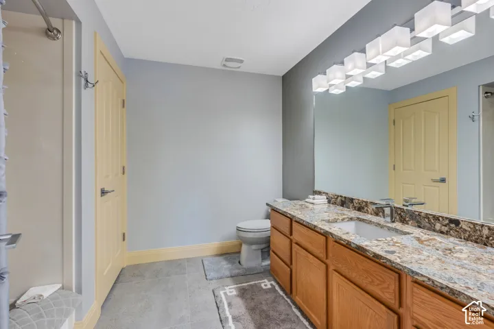 Private bathroom to basement primary bedroom.